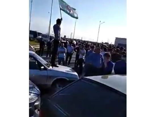 Десятки автомобилей перекрыли въезд в Магас из-за договора с Чечней