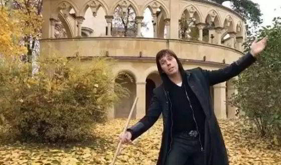 Максим Галкин показал, как падают листья в его саду
