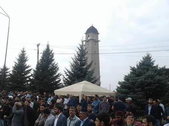 Беспорядки в Ингушетии продолжились: силовики братаются с протестующими