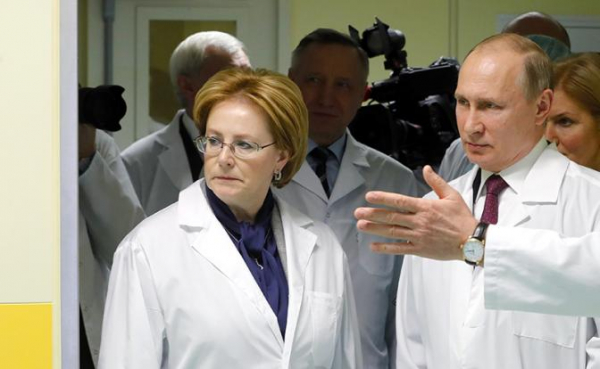 На фото: министр здравоохранения РФ Вероника Скворцова, президент России Владимир Путин