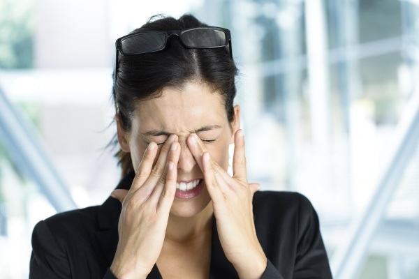 Болит глаз при моргании и надавливании — что это, причины и лечение