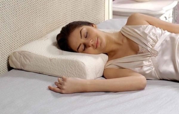 Как правильно спать при шейном остеохондрозе — поза